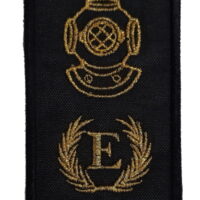 Divisa de bombeiro especialista com escafandro